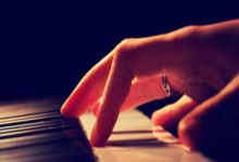 猛龙队拼下艰难胜利稳住前八位置